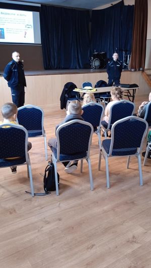 Fotografia kolorowa: Bezpieczne ferie z policjantami i smokiem Sopelkiem