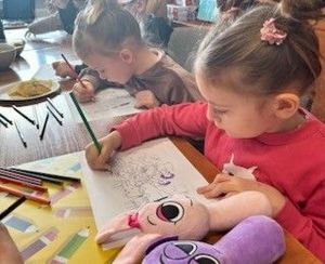 Fotografia kolorowa: Bezpieczne ferie z policjantami i smokiem Sopelkiem