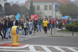 Fotografia kolorowa: widzimy młodzież ze szkół średnich pow. mławskiego wraz z organizatorami, podczas Marszu Białych Serc - przeciw przemocy i narkotykom.