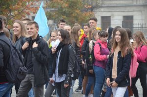 Fotografia kolorowa: widzimy młodzież ze szkół średnich pow. mławskiego w parku podczas Marszu Białych Serc - przeciw przemocy i narkotykom.