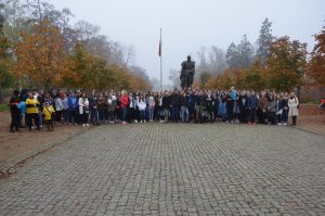 Fotografia kolorowa: widzimy młodzież ze szkół średnich pow. mławskiego zgromadzoną w parku pod pomnikiem Marszałka Piłsudskiego, podczas Marszu Białych Serc - przeciw przemocy i narkotykom.