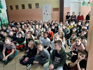 Fotografia kolorowa. Zdjęcie przedstawia spotkanie profilaktyczne z dziećmi dotyczące &quot;Bezpiecznych ferii&quot; w Szkole Podstawowej nr 7 w Mławie.