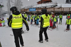 patrol policji na nartach, na stoku
