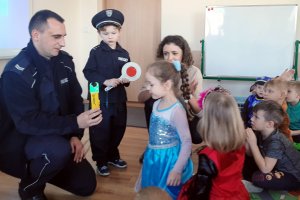 policjant prowadzi zajęcia z dziećmi