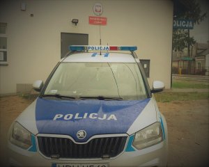 radiowóz w tle budynek posterunku policji