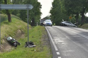 wypadek drogowy, motocykl w rowie