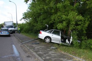 wypadek samochód uderzył w drzewo