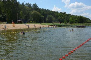 Fotografia kolorowa: kąpielisko nad Zalewem Ruda koło Mławy.