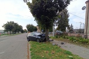 skrzyżowanie dróg, dwa rozbite samochody osobowe