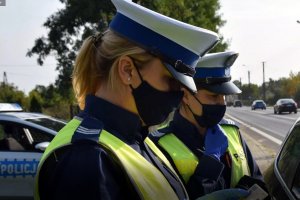 dwie umundurowane policjantki ruchu drogowego kontrolują kierowcę