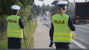dwie umundurowane policjantki ruchu drogowego prowadzą nadzór na drodze