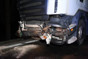 uszkodzony przód samochodu ciężarowego marki scania