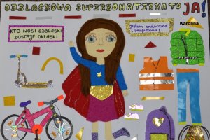 Fotografia: FINAŁ KONKURSU ODBLASKOWI SUPERBOHATEROWIE - praca plastyczna wyklejana kolorowym papierem (dziewczynka w odblaskowym ubraniu a wokół niej różne odblaskowe elementy, np. na rowerze, ubraniu.