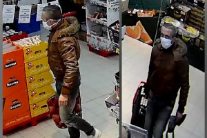 Fotografia: kradzież sklepowa, widzimy dwa zdjęcia - pomiędzy półkami sklepowymi widzimy szczupłego mężczyznę, w kurtce koloru brązowego i maseczce na twarzy.