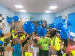 dzieci po spotkaniu z policjantką otrzymały niebieskie balony