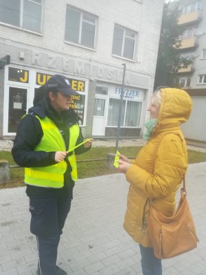 policjantka rozmawia z kobietą na ulicy