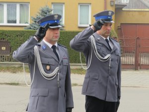 policjanci w umundurowaniu wyjściowym oddają honor