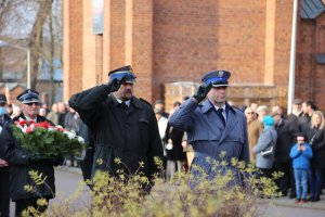 komendant ostrowskiej Policji i Straży Pożarnej oddają honor poległym za wolność ojczyzny
