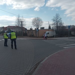 policjanci kierując ruchem podczas zabezpieczenia biegów