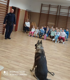 Przewodnik z psem na sali gimnastycznej wraz z dziećmi