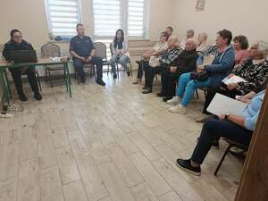 Policjant i policjantka na spotkaniu z seniorami