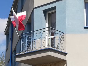 Flagi państwowe na budynku KPP w Ostrowi Mazowieckiej