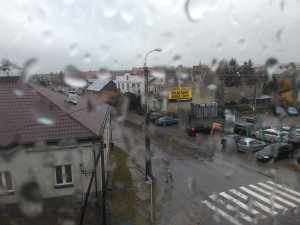 Widok z okna na ulicę podczas opadów deszczu