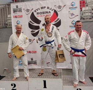 Adam na podium z tytułem W-ce Mistrza Polski w Brazylijskim Jiu-Jitsu
