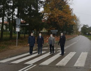 Przedstawiciele lokalnego samorządu podczas odbioru aktywnego przejścia dla pieszych w Szulborzu Wilekim