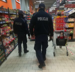 Policjanci w sklepie spożywczym