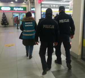 Policjanci i przedstawicielka Inspekcji Sanitarnej w galerii handlowej
