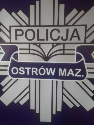 Odznaka policyjna, na wstędze napis Ostrów Mazowiecka