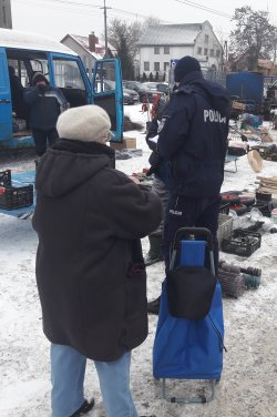 Policjanci podczas zimowej akcji profilaktycznej na ostrowskim targowisku