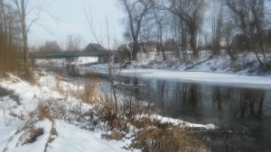 Rzeka zimą skuta lodem
