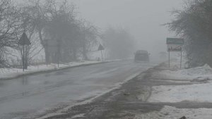 Zimowa droga podczas mgły
