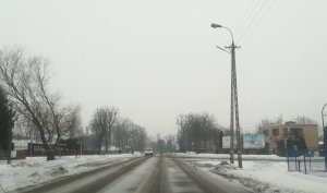 Widok na zaśnieżoną drogę