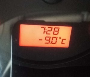 termometr w samochodzie pokazujący -9  °C
