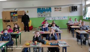 policjant na spotkaniu z dziećmi w szkole