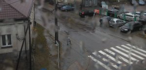 widok na ulicę podczas opadów deszczu