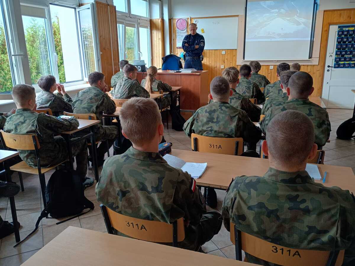 Spotkania profilaktyczne policji z młodzieżą w powiecie ostrowskim