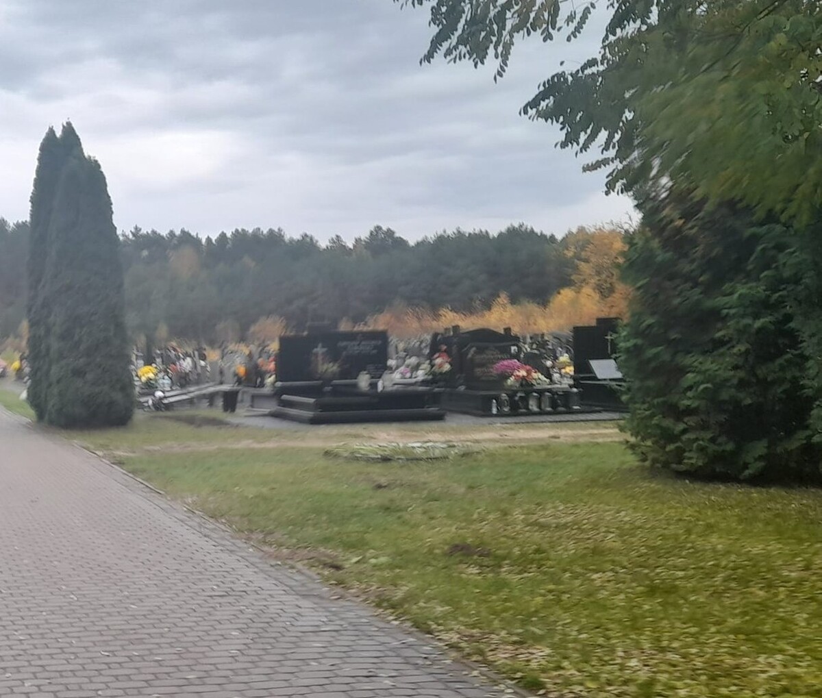 Policja ostrzega przed kradzieżami na cmentarzach przed 1 listopada