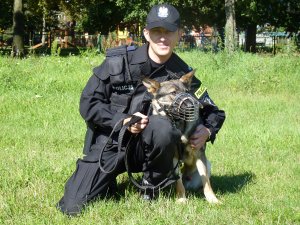 zdjęcie archiwalne z 2014 roku przedstawiające umundurowanego policjanta Marka Laskowskiego razem z psem Ivo