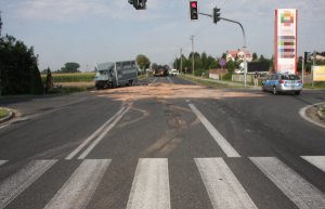 rozbity dostawczy mercedes stojący przy skrzyżowaniu z sygnalizacją świetlną w miejscowości Dzierzążnia, gdzie zderzył się z lawetą przewożącą czołg