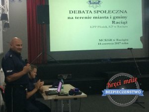 Policjanci na debacie społecznej w Raciążu