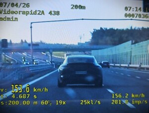 Pomiar wideorejestratorem wykazał 153 km/h przy obowiązującym ograniczeniu do 100 km/h.