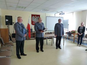 Komendant Powiatowy Policji w Płońsku składa życzenia odchodzącemu na emeryturę policjantowi