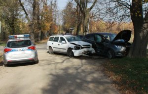 Zderzenie forda i opla na skrzyżowaniu równorzędnym w Zdunowie