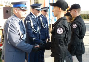 Komendant Powiatowy Policji w Płońsku oraz przedstawiciele Komendy Głównej Policji wręczają uczniom klas policyjnych akty mianowania