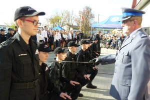 Pasowanie uczniów klas policyjnych  mieczem grunwaldzkim na kadetów