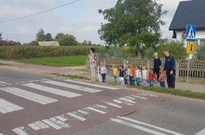 Dzielnicowy uczy przedszkolaków z Mystkowa jak bezpiecznie przechodzić przez jezdnię po przejściu dla pieszych